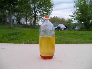 Ahora puede drenar el glicerol quitando la tapa de la botella, cubriendo la boca abierta de la botella con el pulgar e invirtiendo la botella.
