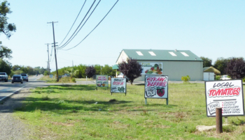 Imagen de las señales de una granja al borde de la carretera
